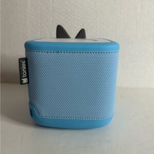 Toniebox 2 Sunset with USB-C charging cable in blue